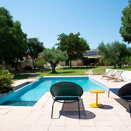 Hotel Mas Avec Piscine *